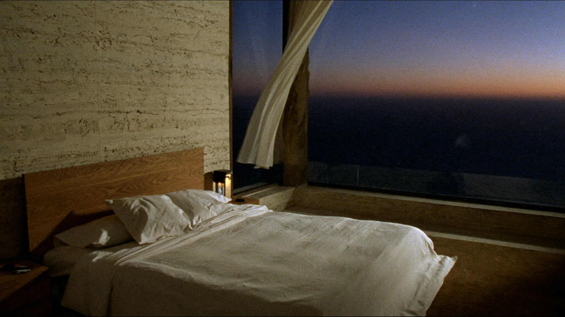La chambre principale face à la mer au crépuscule