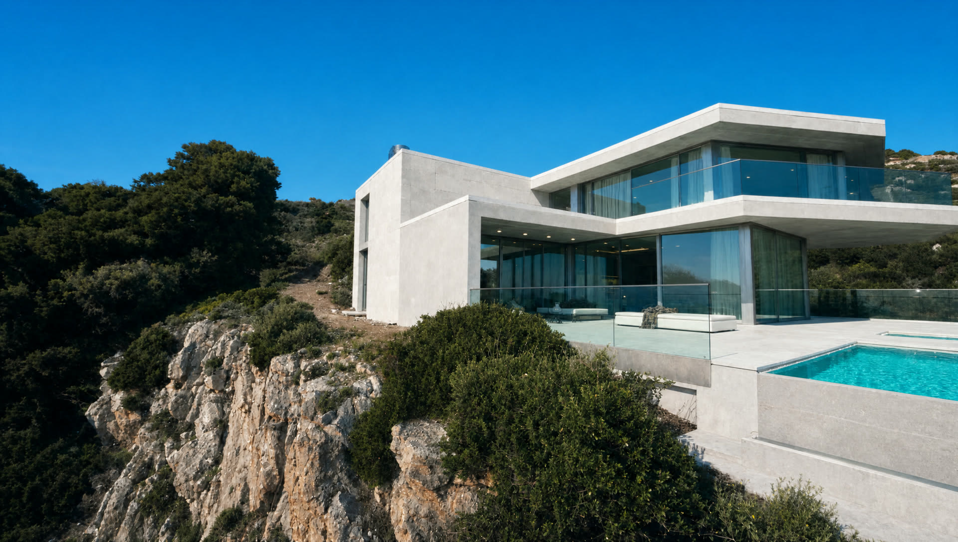 La Villa Ponente entière en plein jour au-dessus de la falaise