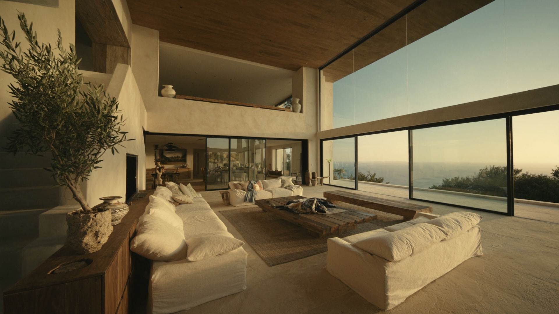 Le grand salon double hauteur ouvert sur la mer
